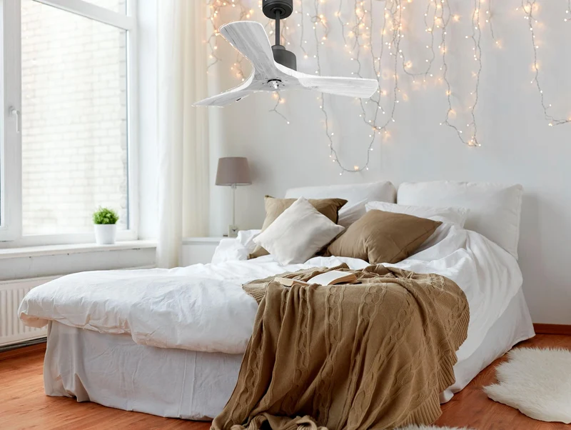 Ventilateur de plafond Réversible Thermostat Dimmable Wifi Moteur à courant continu Toits en pente Télécommande Lumière à trois tons Hypersilence Mémoire